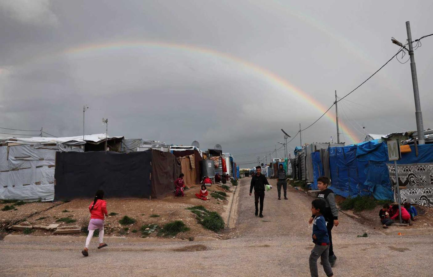 Un arco iris decora el cielo en el campamento de refugiados de Harsham, al oeste de Arbil, capital de la región del Kurdistán en Irak