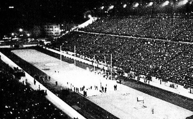 Imagen principal - Impresionante aspecto del Estadio Olímpico de Atenas con la pista de baloncesto iluminada en el centro (arriba), Luquero y Monsalve impiden la canasta a un jugador del Académica de Coímbra (izquierda) y Trontzos y Monsalve posan en el Hotel General Álava. El griego dejaba pequeño al murciano. 