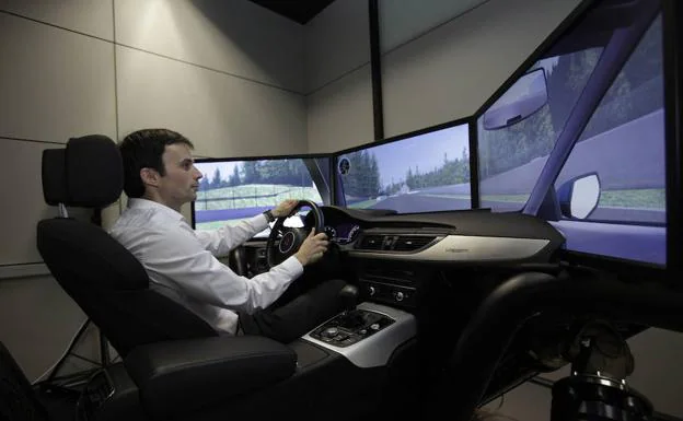 Simulacion de conduccion virtual de un coche de la empresa AIC.