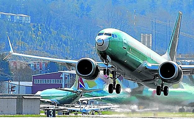Un 737 MAX 8 parte del aeropuerto de Renton, en Washington
