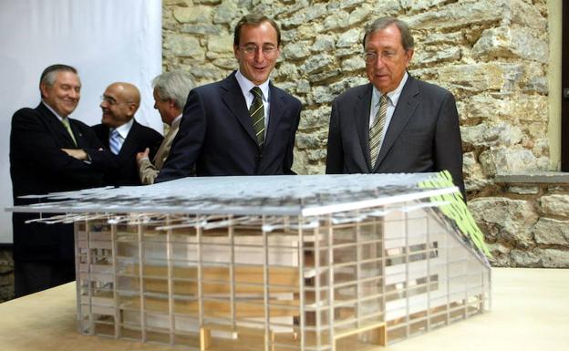 El arquitecto Juan Navarro Baldeweg muestra en 2004 una maqueta de su diseño para el auditorio de Vitoria al entonces alcalde de Vitoria Alfonso Alonso. 