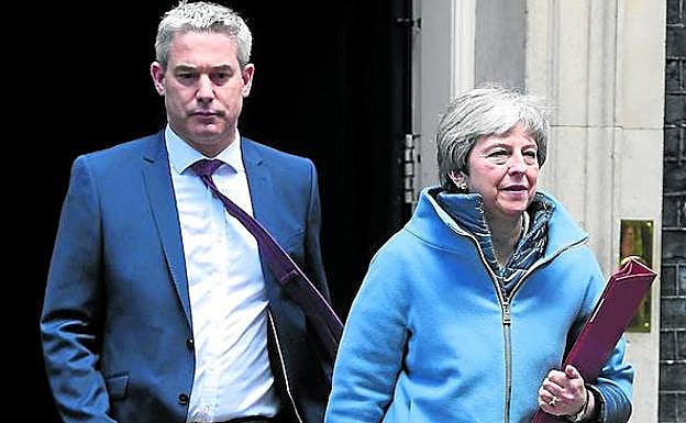 May sale del 10 de Downing Street con el ministro para el 'Brexit', Stephen Barclay. 