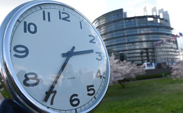 Un reloj frente al Parlamento Europeo, este martes en Estrasburgo (Francia)