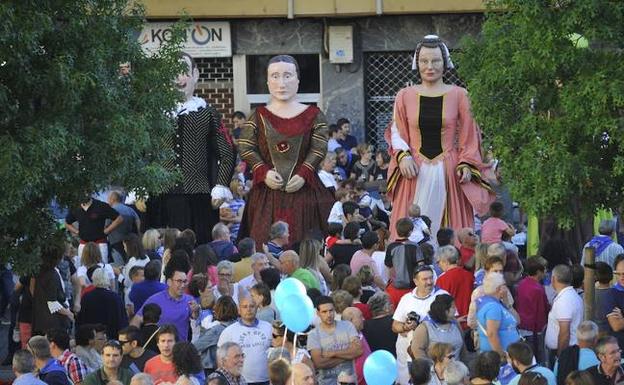 La comparsa de gigantes anima las fiestas patronales de Amorebieta a mediados de julio. 