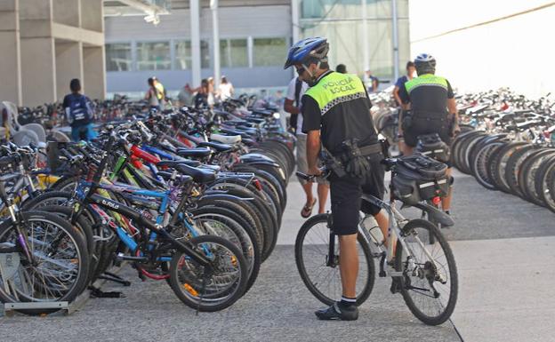 Las patrullas en bicicleta ya funcionan en ciudades como Vitoria. 