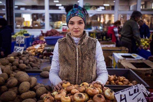 «Conocí a María en uno de los mercados de mi ciudad natal, Bucarest, Rumanía. Aunque solo tiene 18 años, pasó la mayor parte de su vida trabajando duro en este mercado. Su padre también era vendedor aquí y María comenzó a acompañarlo y ayudarlo cuando tenía solo 6 años. Como adolescente, a veces se queda dormida tarde, pero se despierta cada madrugada a las tres y media para ir a trabajar y no se queja de eso. Es bueno estar fuera de mi burbuja, una vez más, conocer a mujeres reales en el mundo real"