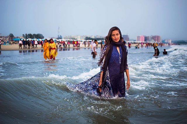 «Fue un día de marzo, el año pasado, cuando visité la playa Bazar de Cox, en Bangladesh, una de las más largas del mundo. Este es un lugar donde tanto hombres como mujeres se bañan con sus ropas puestas. Noté a Sabina justo antes del atardecer. Se estaba relajando después de un día de trabajo, y lo estaba haciendo en su lugar de trabajo. Me dijo que es una socorrista y que está enamorada del mar. Estaba embarazada, y en ese entonces yo también, así que sentí una hermosa conexión. Dos mujeres, de dos rincones diferentes del mundo, trabajando con pasión, a la vez que esperan a su primer bebé».