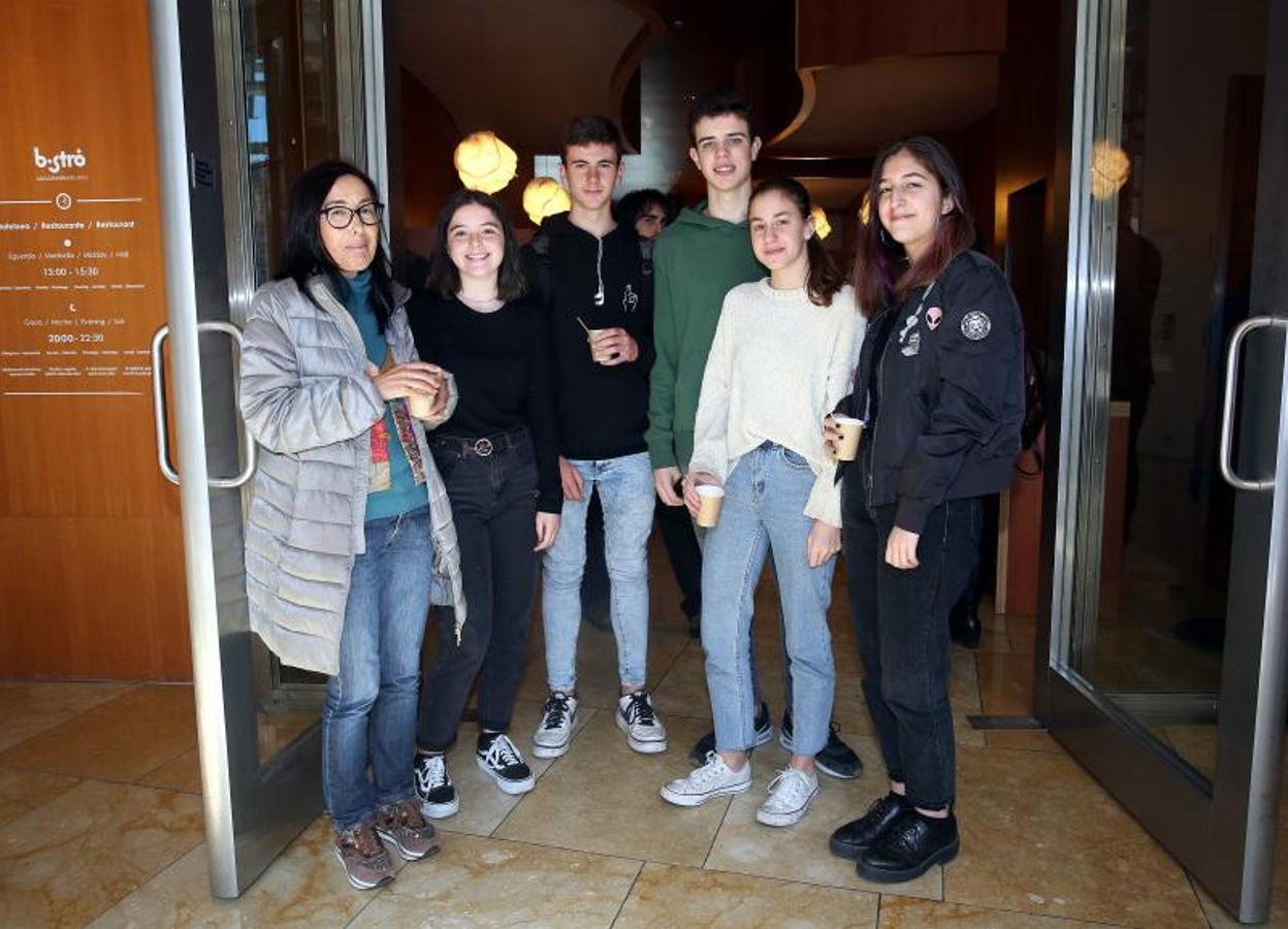 Garbiñe Ibáñez, Ane Minenza, Mikel Ochoa de Alda, Beñat Larrazabal, Eguzkiñe Díaz de Zerio y Nerea Tejada.
