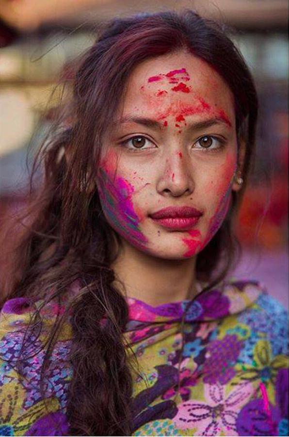 «Ella es Sona durante Holi, el festival de colores. Esta gran celebración hindú es una de las más espectaculares del mundo. El día en que llega la primavera, cuando el bien triunfa sobre el mal, un momento para perdonar y para ser perdonado. Tomé esta foto en las calles de Katmandú, Nepal»