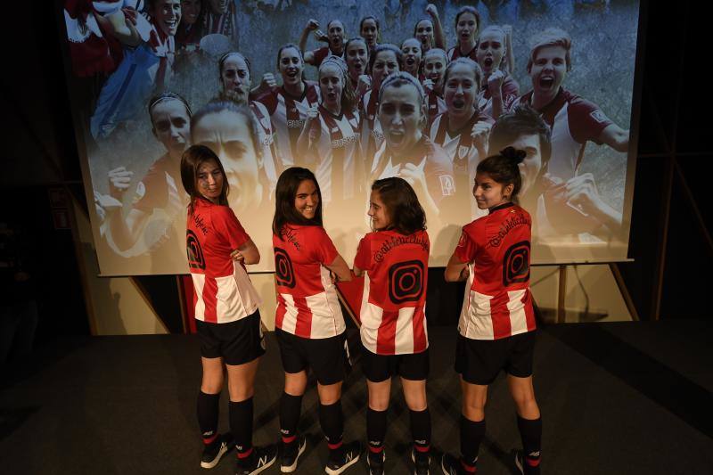 Las jugadoras posan con una camiseta con el nombre de la nueva cuenta de Instagram sobre el Athletic femenino, @athleticclubfem. 