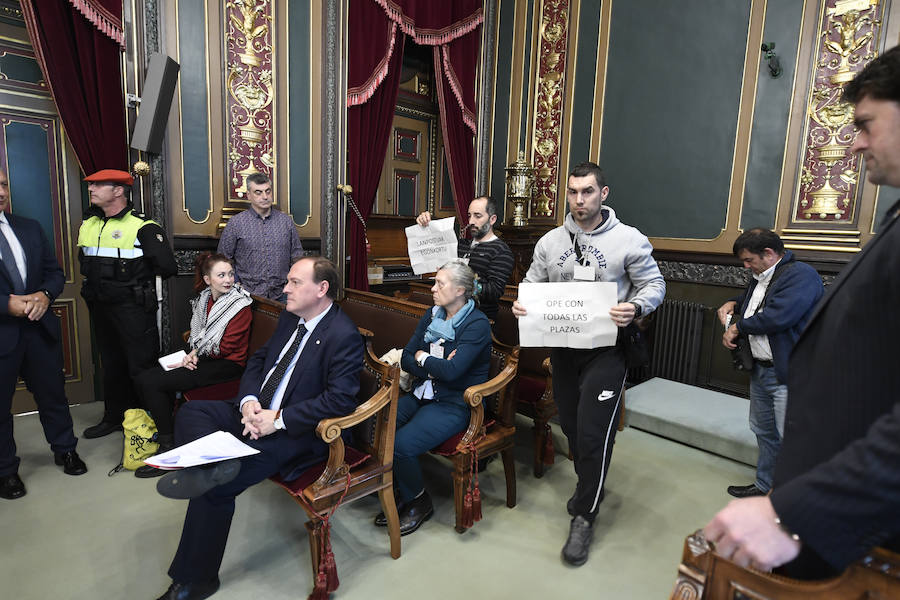 Protesta en el pleno del Ayuntamiento.