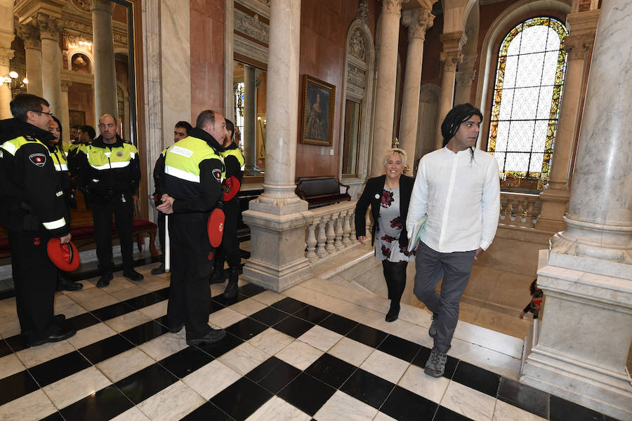 Llegada de Conchi García y Francisco Samir Ladhou de Ganemos Goazen Bilbao al pleno del Ayuntamiento.