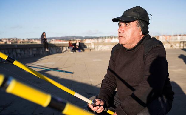 Carlos coloca sus cañas en el Muelle de Churruca, en Las Arenas.