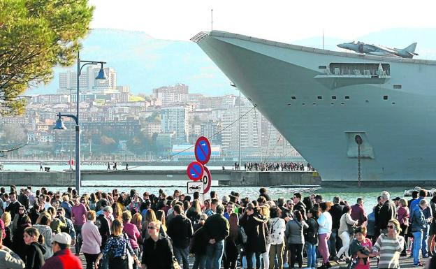 La llegada del portaaviones 'Juan Carlos I' a Getxo suscitó una gran expectación y atrajo a miles de personas.