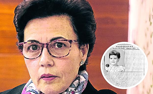 Desarraigo. María José Pradera, junto al pasaporte que llevaba cuando salió de Cuba, con solo cinco años.