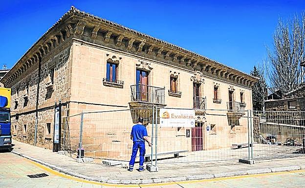 El Palacio de Samaniego ya está vallado y comenzado las obras en su interior.