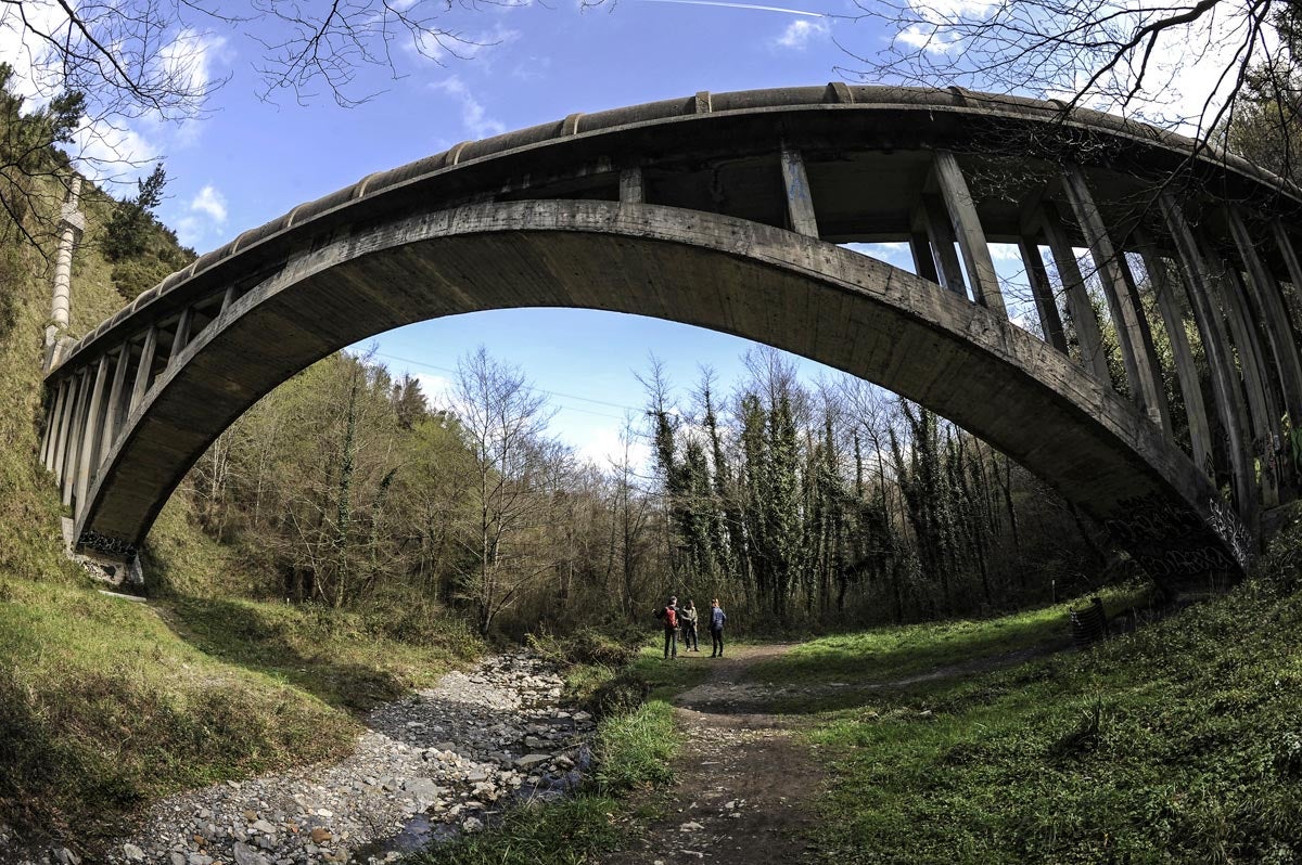 El sifón que trae el agua del embalse alavés del Zadorra a Bilbao es hoy la única infraestructura que atraviesa el valle.