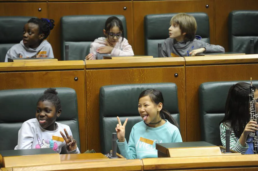 Fotos: Jornada de puertas abiertas en el Parlamento vasco