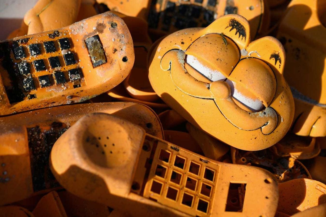 Piezas de teléfonos de plástico 'Garfield' en la playa de Plouarzel, en Francia recolectadas por los ecologistas 