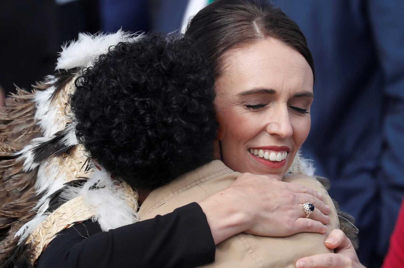 Jacinda Ardern, primera ministra de Nueva Zelanda, abraza a un familiar de una de las víctimas de la masacre de las mezquitas de Christchurch , durante el acto oficial en memoria de las victimas. 