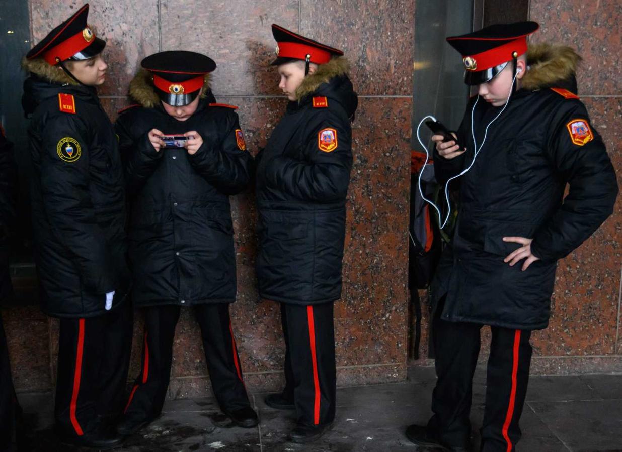 Cadetes rusos con sus teléfonos móviles durante la reunión anual de escuelas de cadetes en Moscú 