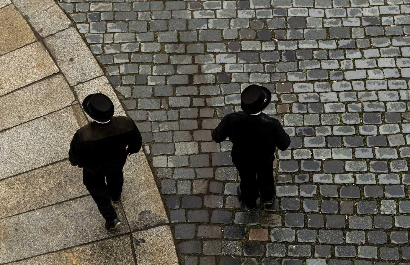 Dos deshollinadores pasean por una calle en el centro de Dresde, Alemania. 