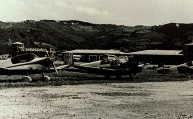 Avionetas en el antiguo aeródromo, levantado en el lugar que ocupaba el centro de Sondika. 