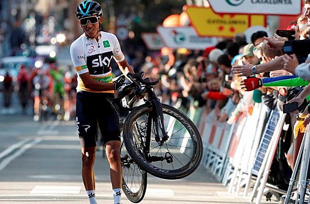 Bernal entra andando en la línea de meta.