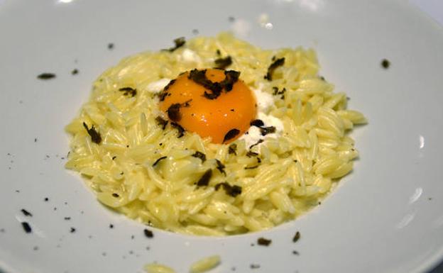 Risotto de sémola con queso burrata. 