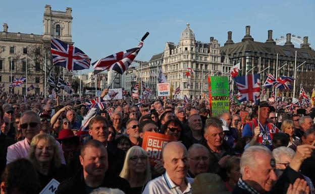 Miles de personas se manifiestan ante el Parlamento británico para reclamar la salida de la Unión Europea.