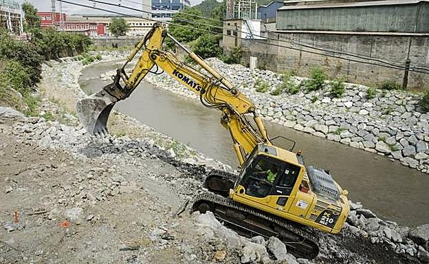 Imagen de las obras de encauzamiento acometidas en el cauce a su paso por Basauri, en 2015. 