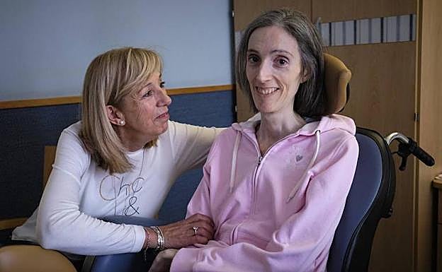 Larraitz Chamorro posa junto a su madre Loli en la habitación de la Fundación Matía en la que reside desde hace nueve años.