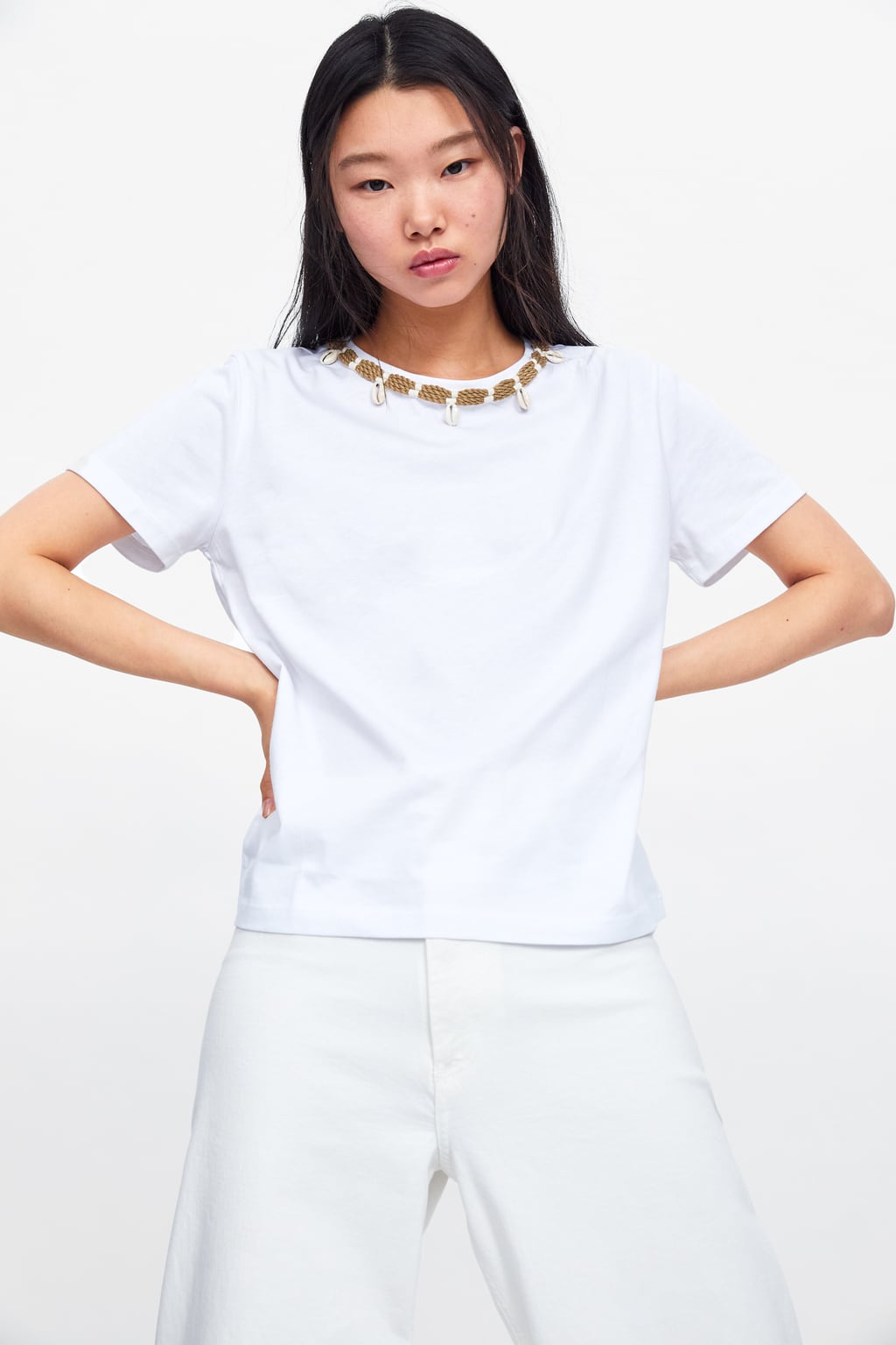 DE BLANCO. Si la tendencia te gusta, pero andas un poco perdida, ¡esta es tu solución! Parece que este accesorio y el color blanco han nacido para ir de la mano y es que es la forma más fácil de combinar tus accesorios. Apuesta por un look blanco y ¡acertarás!