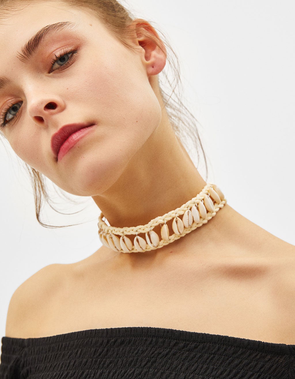 'CHOKER'. Rescatamos hace ya unos años las olvidadas gargantillas, pero parece que también han decidido apuntarse a la tendencia de moda. Es otra de las opciones que más nos gustan, sobre todo, para lucirlas en verano.