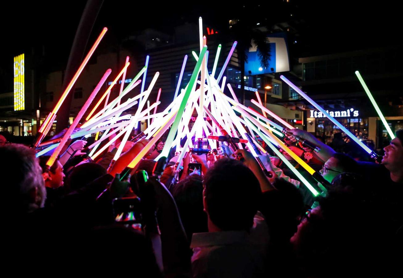 Fans de Star Wars juntan sus sables de luz en la Hora de la Tierra, en la ciudad de Taguig, Filipinas