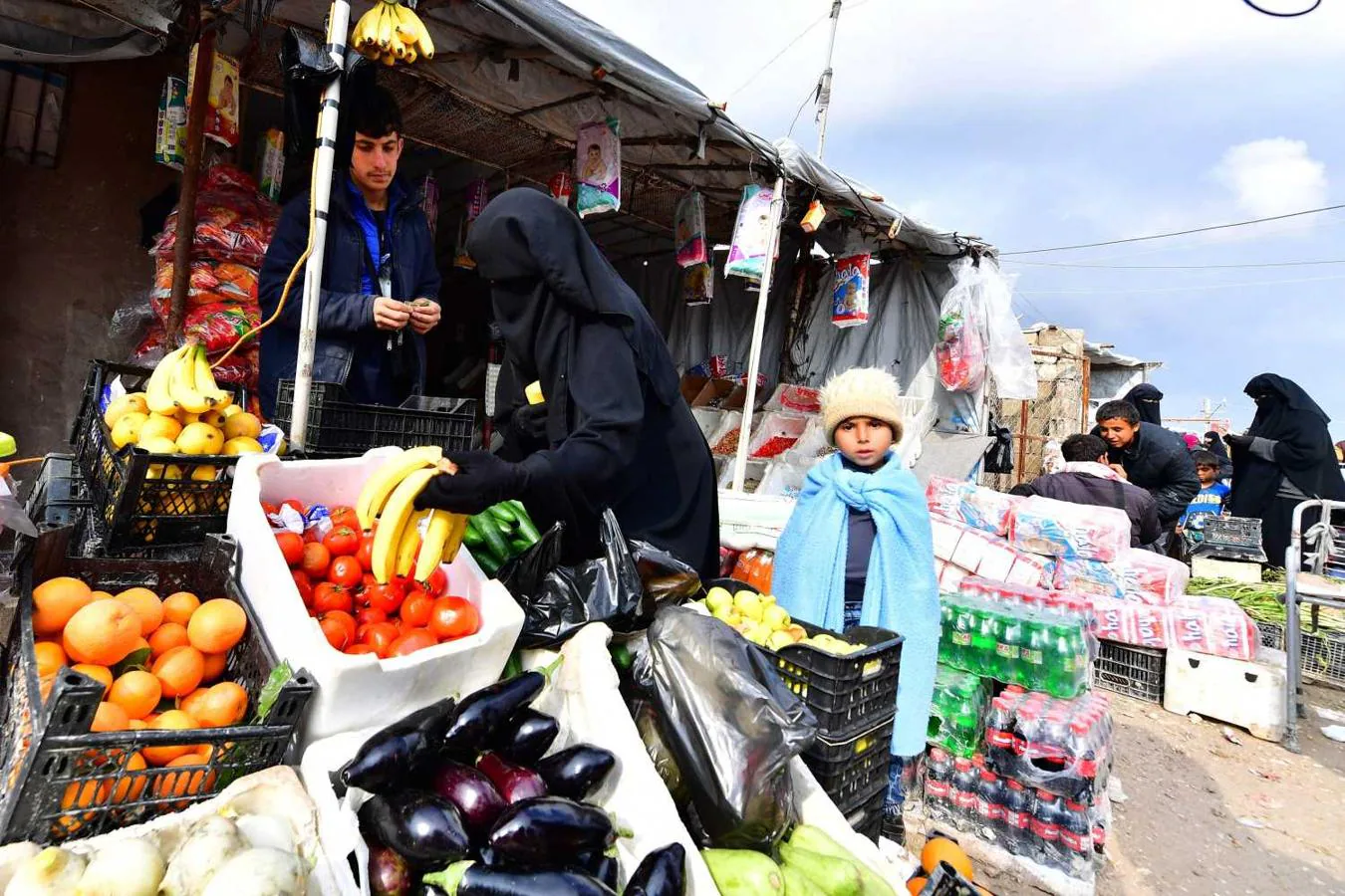 Mujeres compran verduras y frutas en el mercado del campamento de personas desplazadas de Al-Hol en Siria