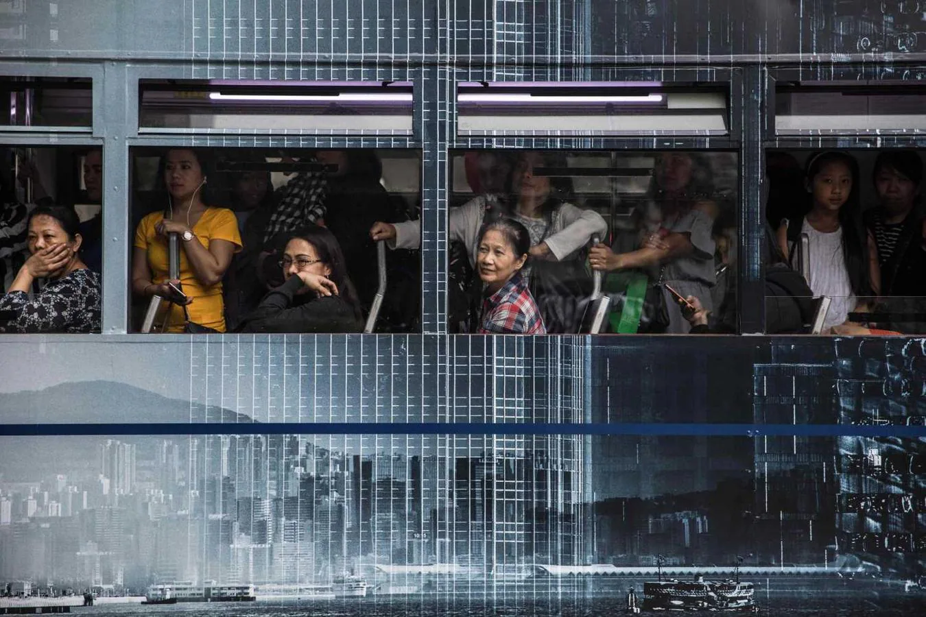 Pasajeros en un tranvía en Hong Kong 