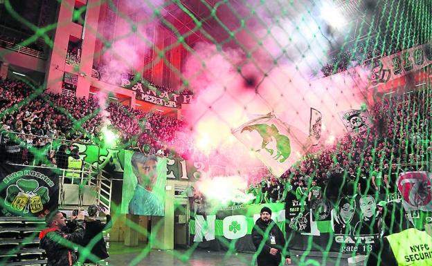 Imagen principal - La esquina en el OAKA de 'Gate 13', la organización que agrupa a los seguidores más radicales del Panathinaikos (arriba). Nick Calathes abandona la cancha del Olympiacos entre incidentes y la humareda provocada por las bengalas (izquierda). Thanasis y Pavlos Giannakopoulos fueron los constructores del Panathinaikos que logró alcanzar 6 títulos de la Euroliga (derecha). 