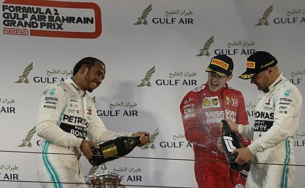Lewis Hamilton, celebrano su triunfo en Baréin junto a Leclerc y Bottas. 