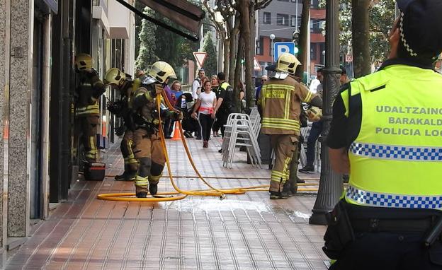 Sanitarios se han desplazado al lugar para atender a las personas que han inhalado humo.