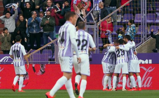 Los jugadores del Valladolid, celebran el gol anotado ante la Real Sociedad.