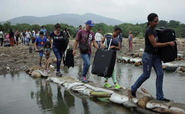 Migrantes venezolanos cruzan el río Tachira para penetrar en territorio colombiano a través de la ciudad de Cucuta