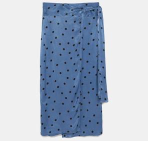 Imagen secundaria 1 - Arriba, falda de flores de Bershka (19,99 euros). Abajo a la izquierda, falda de lunares, de Zara (25,95 euros). A la derecha, falda estampada de Zara (29,95 euros).