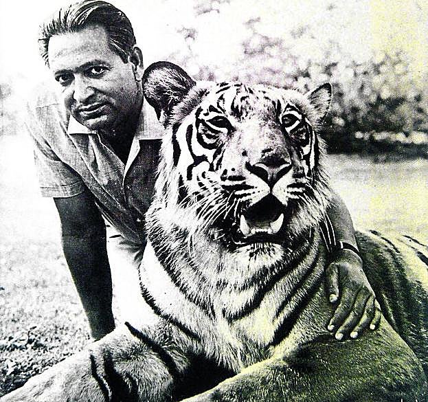 Kailash Sankhala, con 'Jim', un cachorro huérfano al que rescató, estudió y cuidó. El animal llegó a ser un icono en India. 