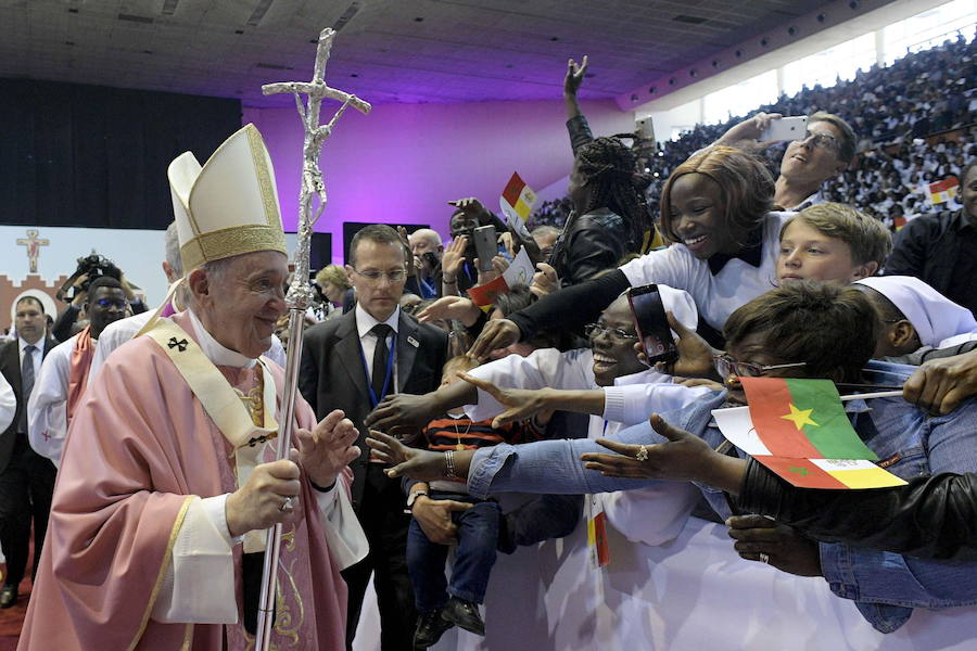 El Papa saluda a los feligreses en Marruecos.
