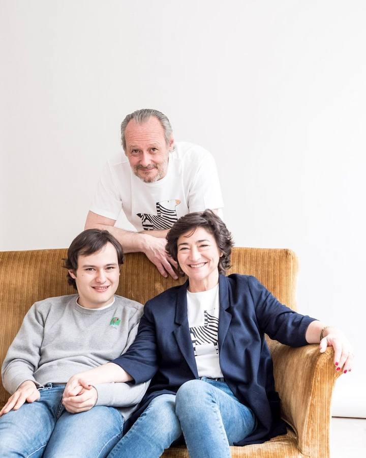 Jaime, un chico de 24 años con autismo, posa junto a sus padres.