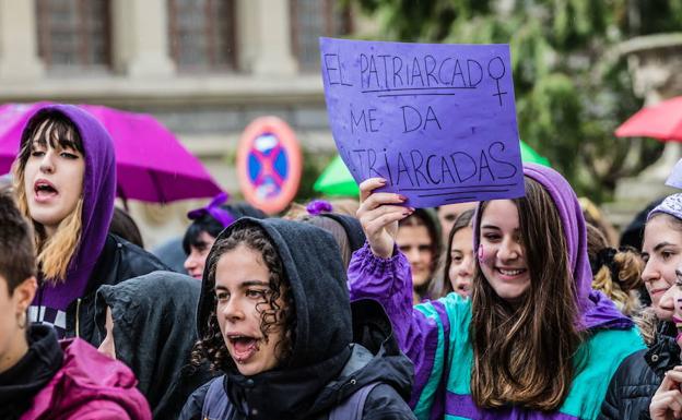 Mujeres en la manifestacion del 8 de Marzo celebrada en Vitoria.
