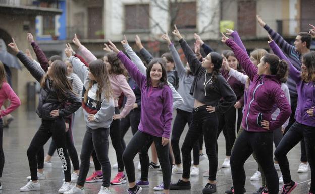 Baile contra la violencia de género protagonizado por la juventud de Amorebieta en la plaza del Ayuntamiento. 