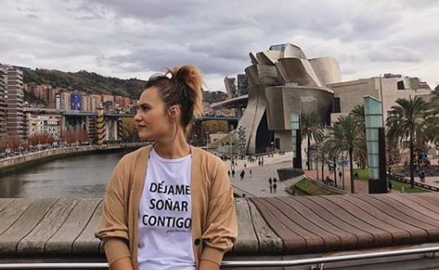 Beatriz Urigoitia posa con el Guggenheim de fondo.