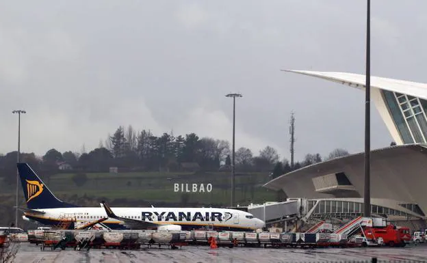Ryanair se estrena con retrasos en su regreso a Loiu